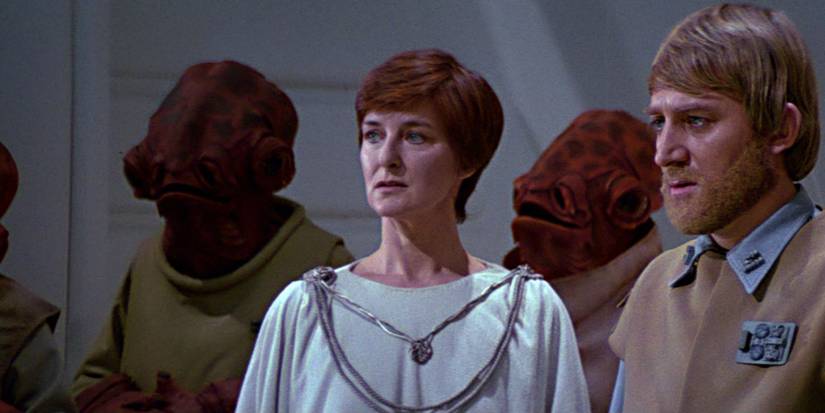 Mon Mothma jouée par Caroline Blakiston
