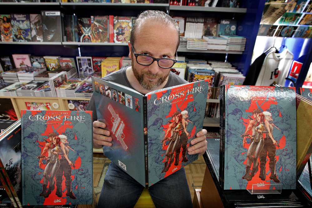 L'auteur avec son nouveau tome de Cross Fire en 2017